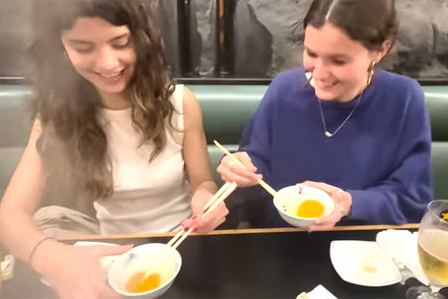 生卵を不安そうにかき混ぜるふたり（スクリーンショット）