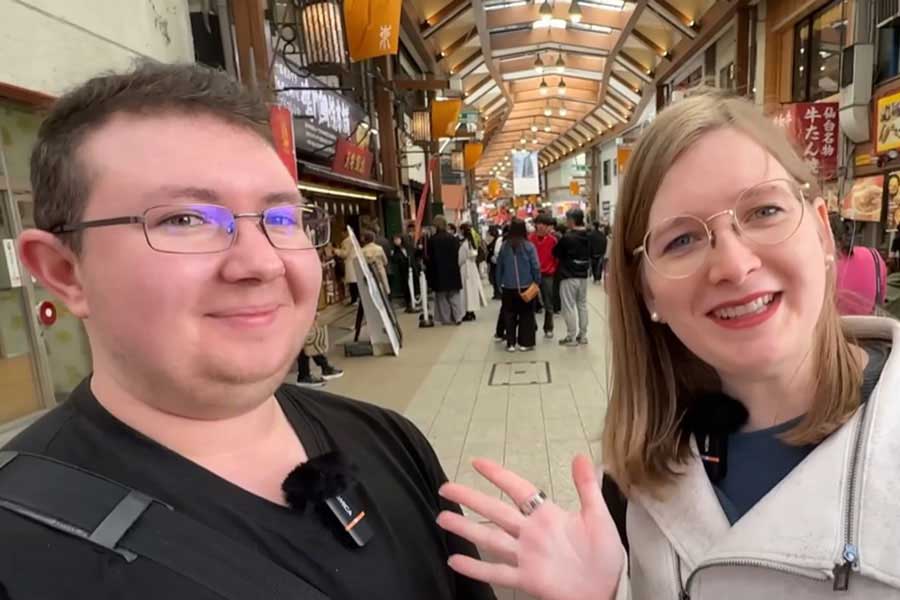 日本の商店街にやってきた（左から）ドイツ人のジェレミさんとレナさん（スクリーンショット）