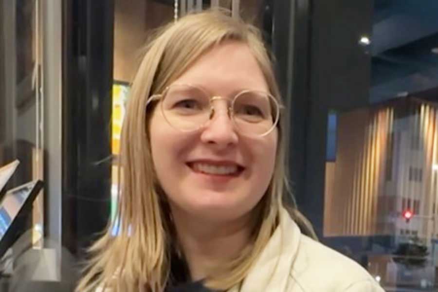 初訪日のドイツ人に日本の魅力を紹介するレナさん（スクリーンショット）