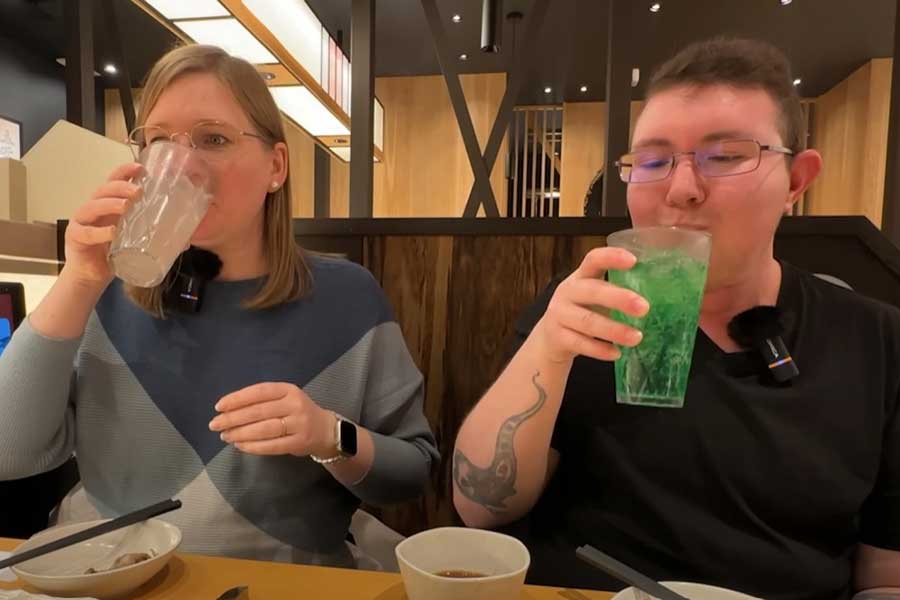 ソフトドリンクの飲み放題を楽しむ（左から）レナさんとジェレミさん（スクリーンショット）