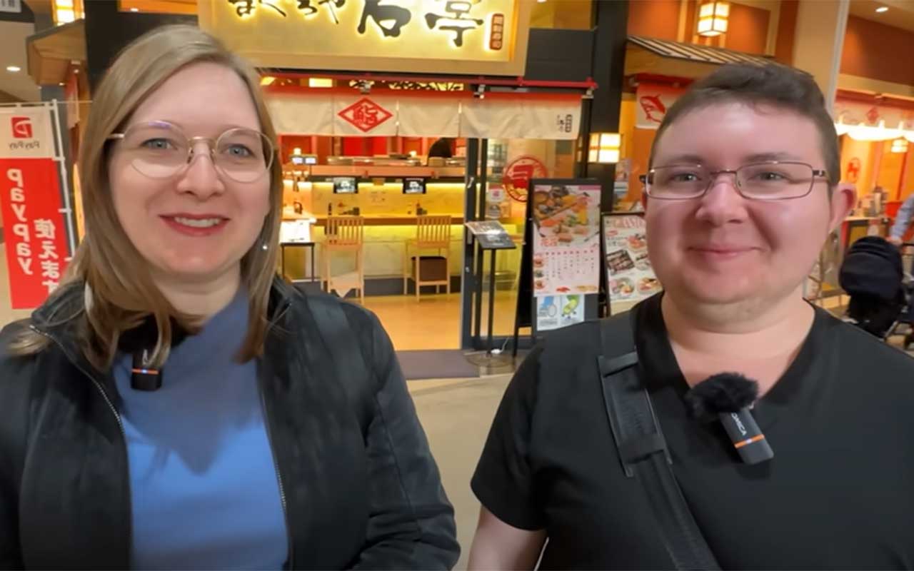 回転寿司店を訪れた（左から）ドイツ人のレナさんとジェレミさん（スクリーンショット）