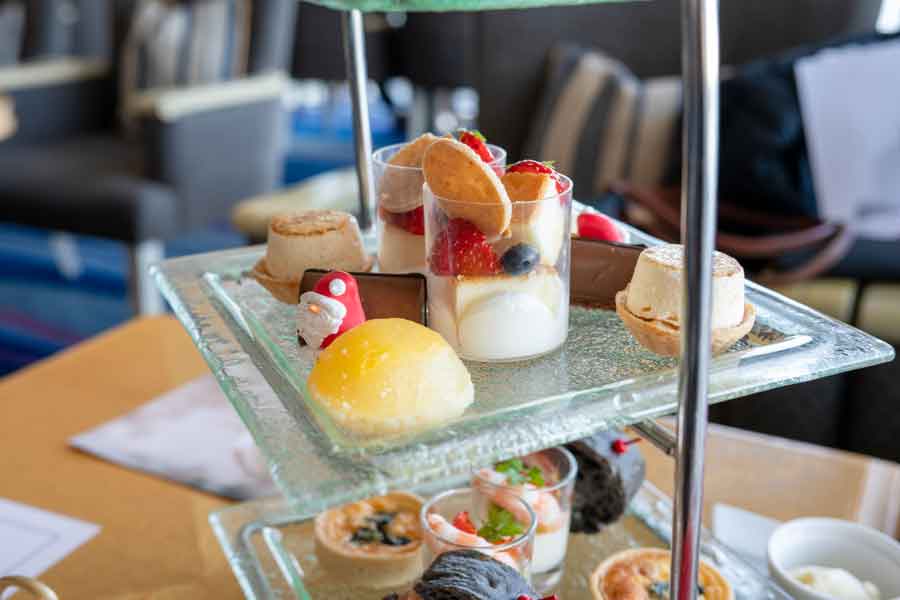 アフタヌーンティーのティースタンドには豪華なスイーツが定番（写真はイメージ）【写真：PIXTA】