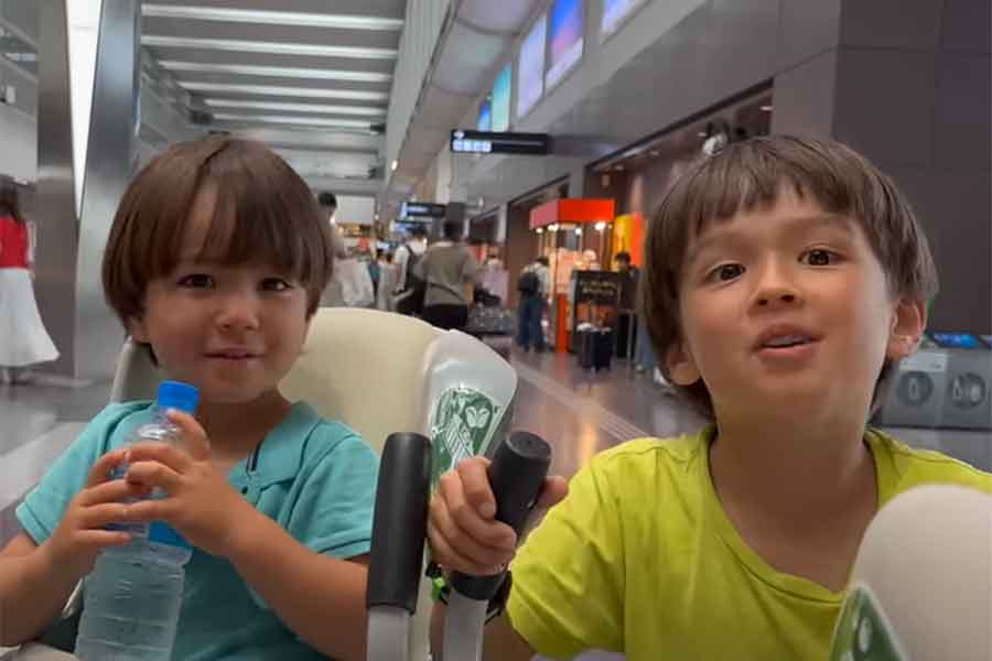 久々の日本にワクワクが止まらない(左から)リノくんとミオくん(スクリーンショット)