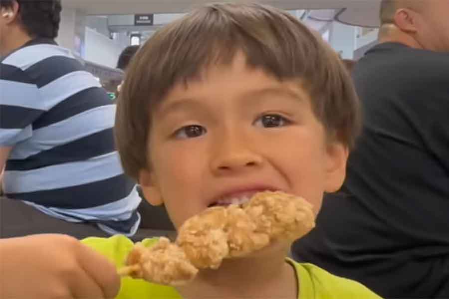 から揚げ串を頬張るミオくん（スクリーンショット）