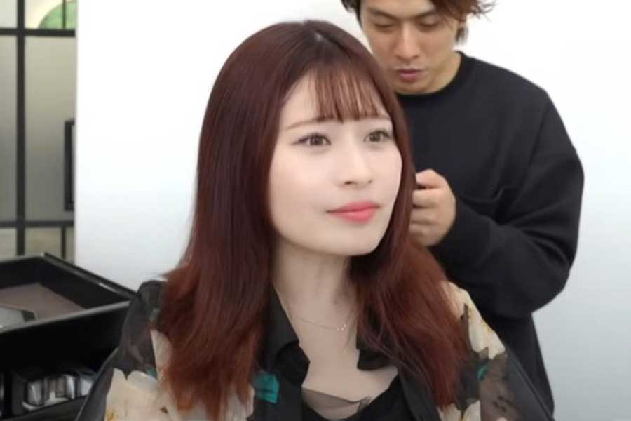 パーマに失敗し、髪の広がりが気になるという女性(スクリーンショット)