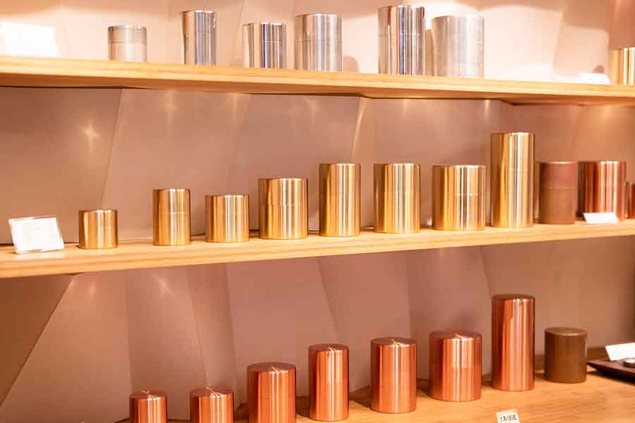 開化堂店内にはさまざまなサイズと素材の茶筒が並ぶ【写真：荒川祐史】