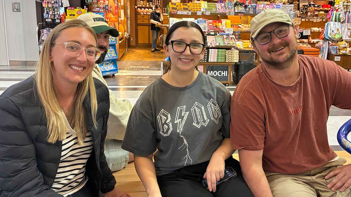 ニュージーランド出身の（左から）オリビアさん、キャスさん、ジェラントさん【写真：Hint-Pot編集部】