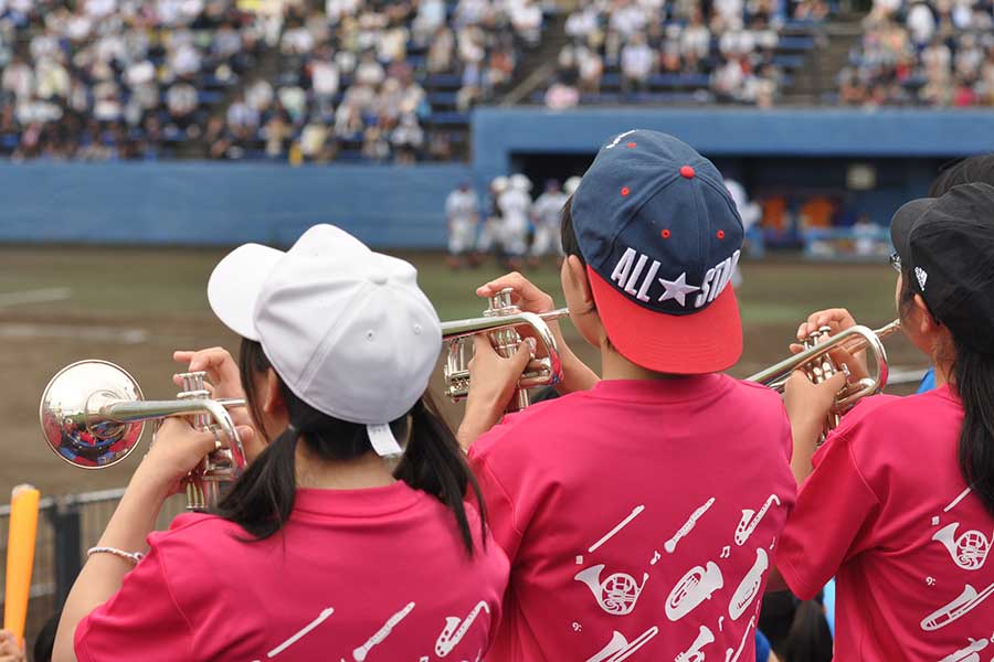 スタンドでは楽器を演奏した応援が定番（写真はイメージ）【写真：PIXTA】