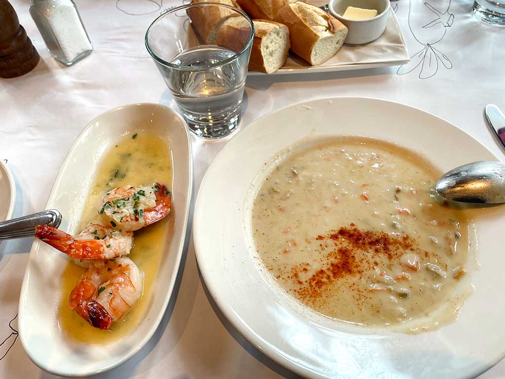 バンクーバー名物、クラムチャウダーは美味！（右）。対ドルでは円安だが、1カナダドル＝約108円だったため、レストランやお土産店などで値段を気にせず楽しめた【写真：i-know】