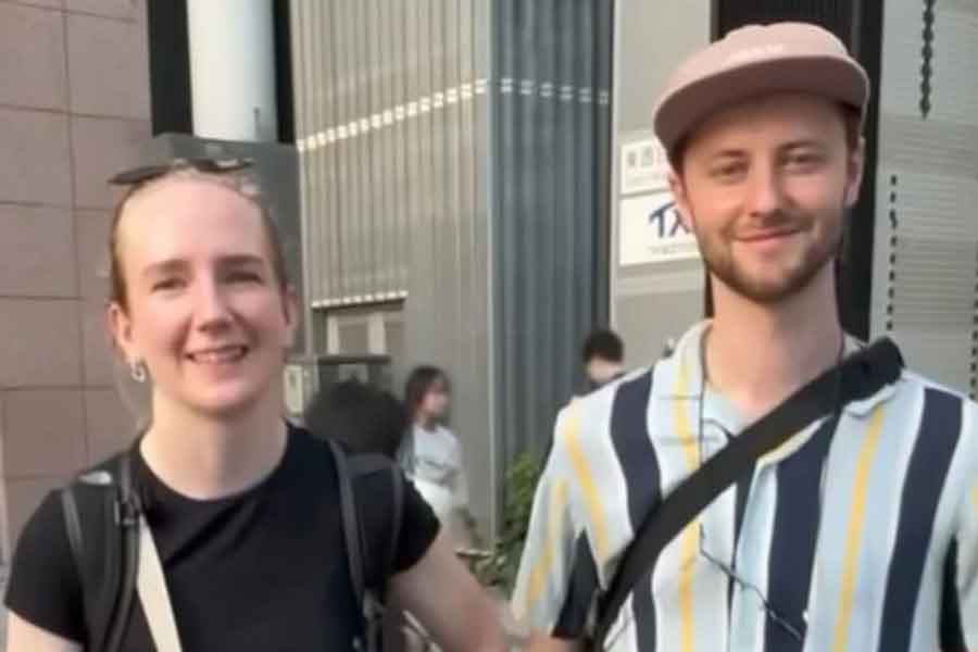 日本でハネムーンを楽しむ、オランダ人のアンナさんとニルスさん（スクリーンショット）