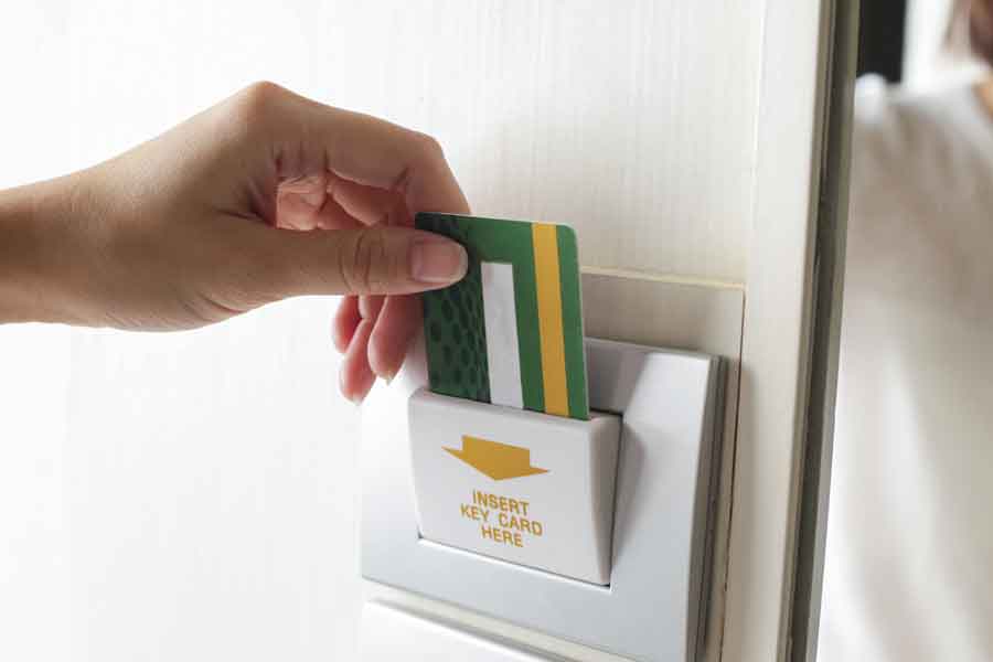 ルームキーを挿し込むポケットに、ルームキー以外のものを入れるのはNG（写真はイメージ）【写真：PIXTA】