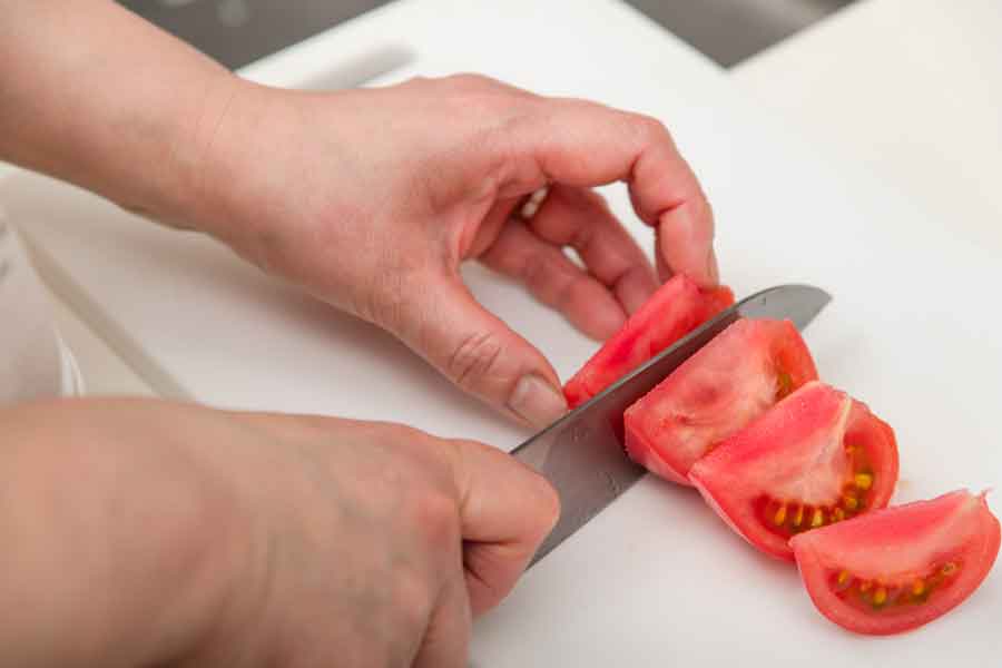 冷やしトマトがきっかけで、夫が無意識に実家と比較してくることにうんざり…（写真はイメージ）【写真：PIXTA】