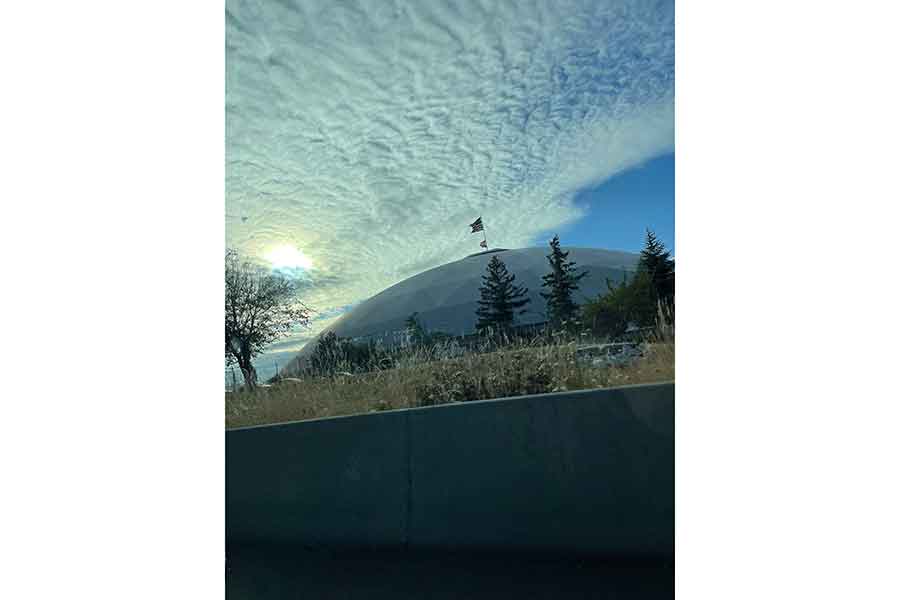 高速道路を走らせていると、突如現れたライブ会場のタコマ・ドーム。約2万人収容で、さいたまスーパーアリーナと同じ規模感【写真：i-know】:i-know