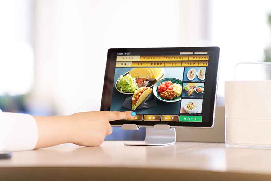 日常となっているタッチパネルでの注文【写真：PIXTA】