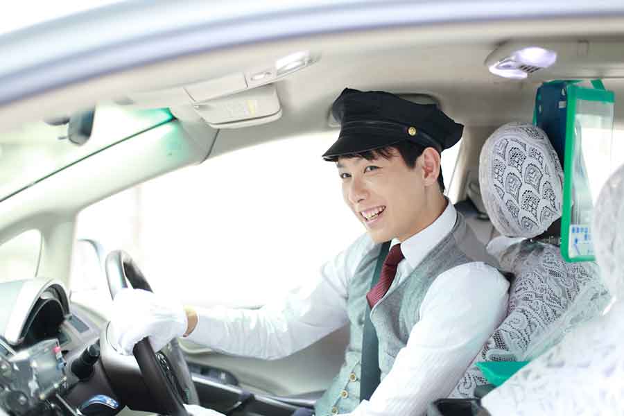 制服だけではなく、帽子や手袋など正装しているタクシー運転手（写真はイメージ）【写真：PIXTA】