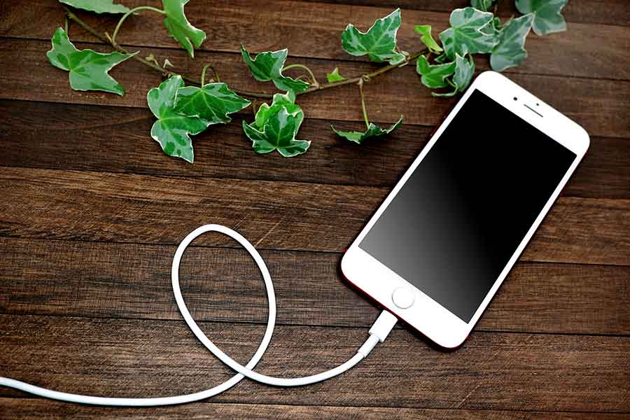 生活必需品となったスマホ【写真：写真AC】