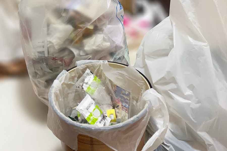 ゴミ箱があふれたときは、横に置いておけばOK（写真はイメージ）【写真：写真AC】