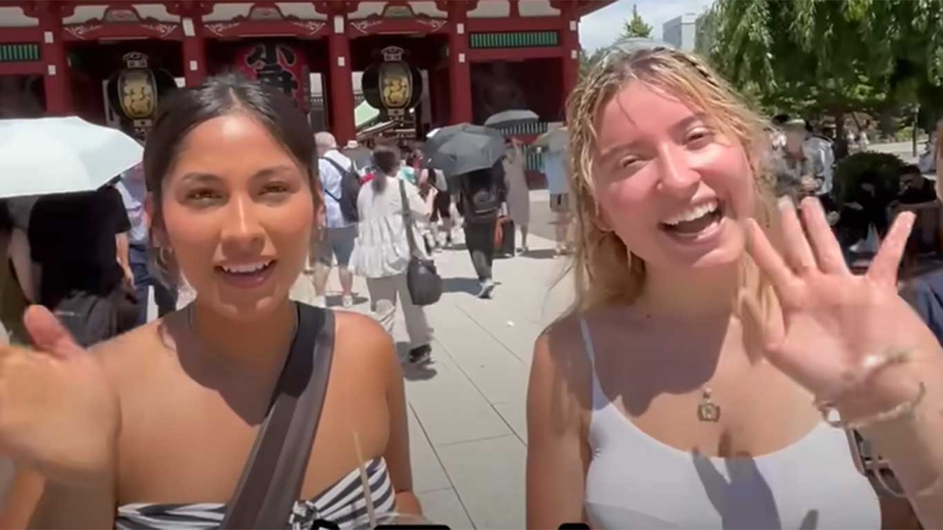 アメリカ人の(左から)マーシャさんとジャクリンさん(スクリーンショット)