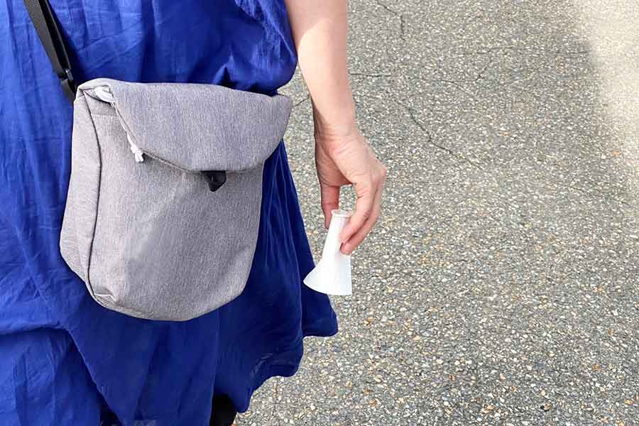 ゴミを持ち歩く人（写真はイメージ）【写真：写真AC】