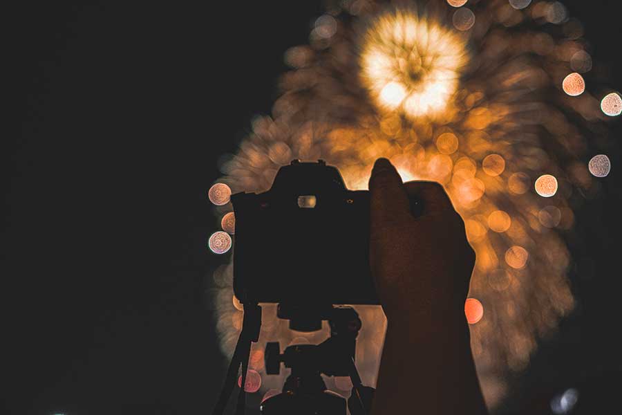 望遠レンズで花火を撮影したら思わぬ一枚が…（写真はイメージ）【写真：PIXTA】