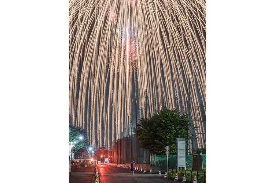 「間違って」望遠レンズで撮影されたド迫力の花火【写真提供： onotch（@onotch_x）さん】