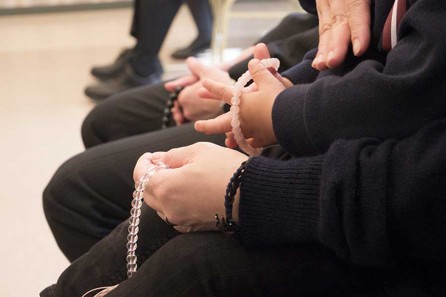 子どもを連れて葬儀に参列。周りに迷惑をかけないか心配になることも（写真はイメージ）【写真：写真AC】