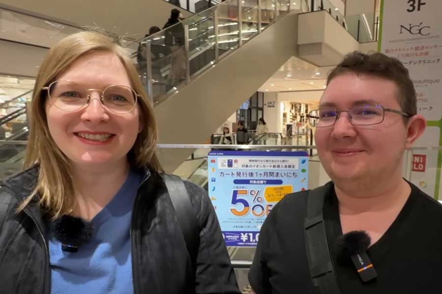 100円ショップで買い物を楽しんだ（左から）ドイツ人のレナさんとジェレミさん（スクリーンショット）