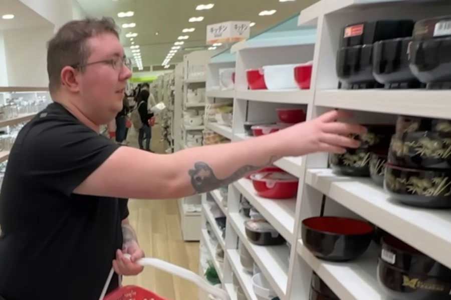 ラーメンを食べるときに使う器を選ぶジェレミさん（スクリーンショット）