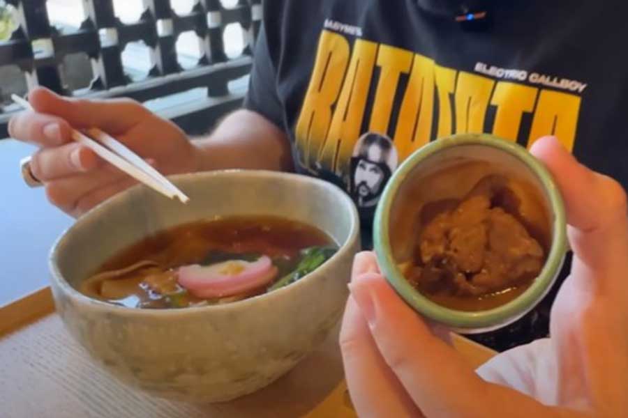 きしめんと一緒に提供されたどて煮（スクリーンショット）