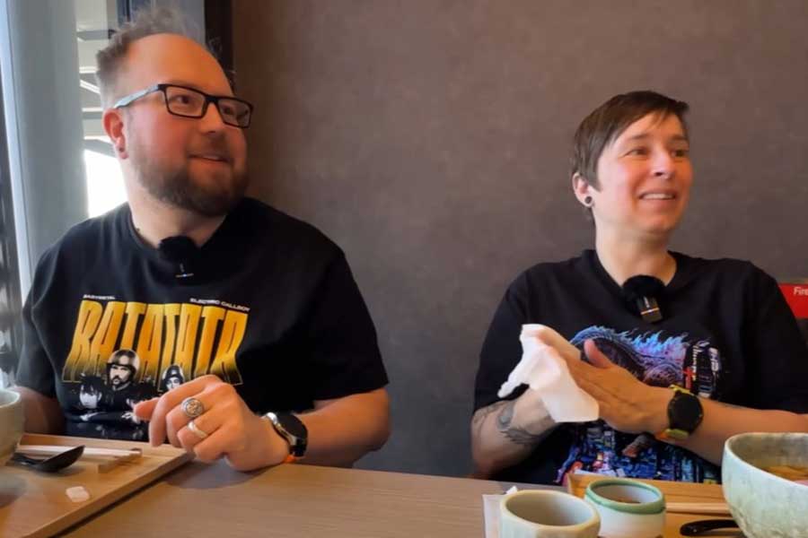 名古屋名物を堪能する(左から)ステファンさんとミカエラさん(スクリーンショット)