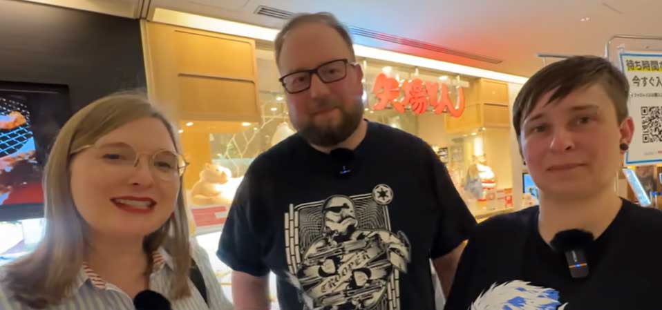 名古屋名物の店を訪れた（左から）レナさん、ステファンさん、ミカエラさん（スクリーンショット）