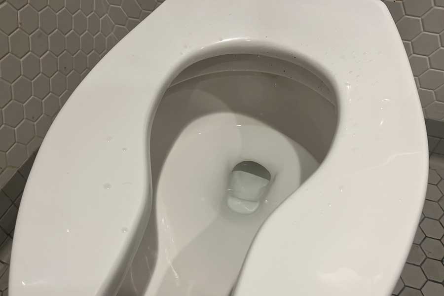 便座を下ろしたまま用を足した、男性トイレの様子。便座には汚れが…【写真：Yo】