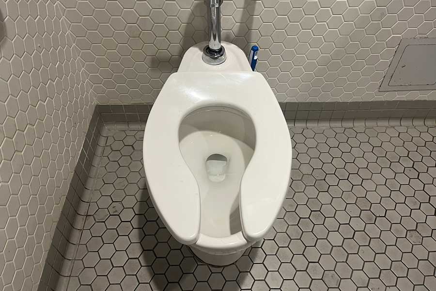 アメリカの学校にある男性トイレ【写真：Yo】