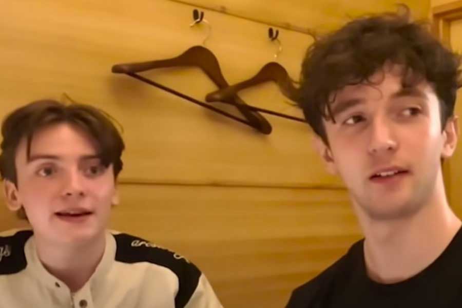 日本の寿司店を訪れた(左から)イギリス人のルカさんとペインさん(スクリーンショット)