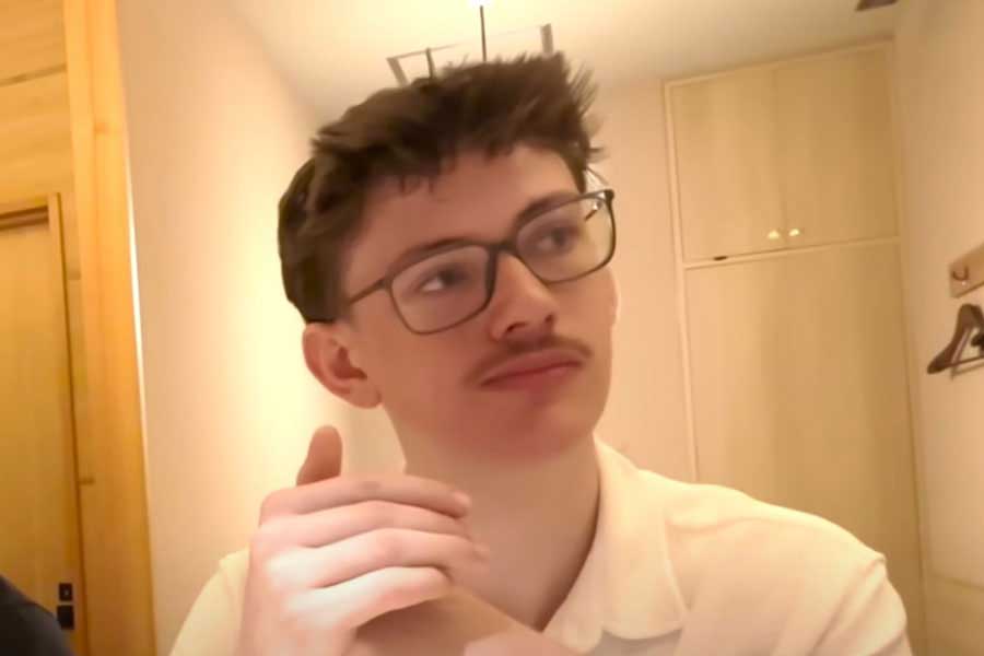 赤貝の握りを味わうヒューイさん(スクリーンショット)