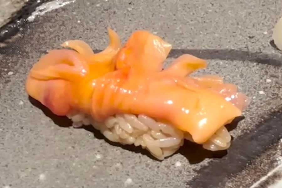 赤貝の握りを見て、色や形にびっくり！（スクリーンショット）