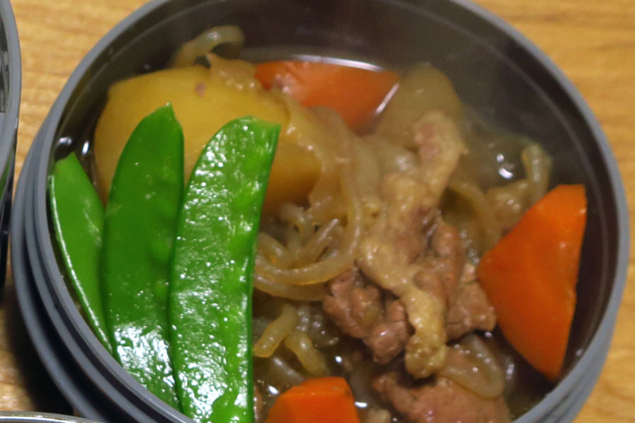 汁気が多い煮物がお弁当に入っていたため、カバンの中身が汚れて娘は涙（写真はイメージ）【写真：写真AC】