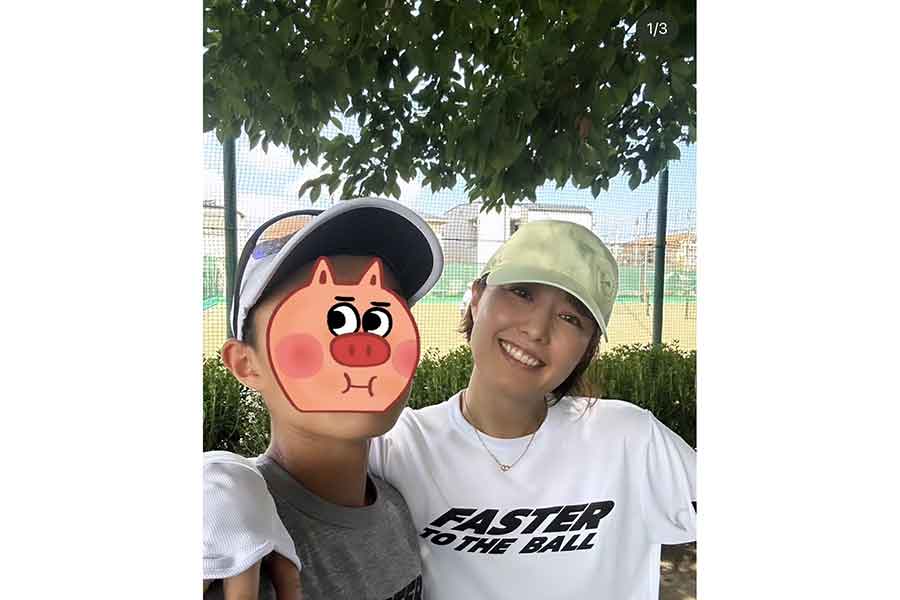 長男と一緒にテニスの試合に出場した中村仁美さん（スクリーンショット）