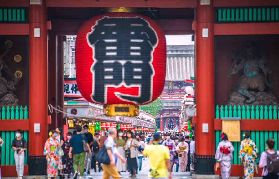 訪日外国人が多く訪れる東京を代表する観光地の雷門（写真はイメージ）【写真：PIXTA】