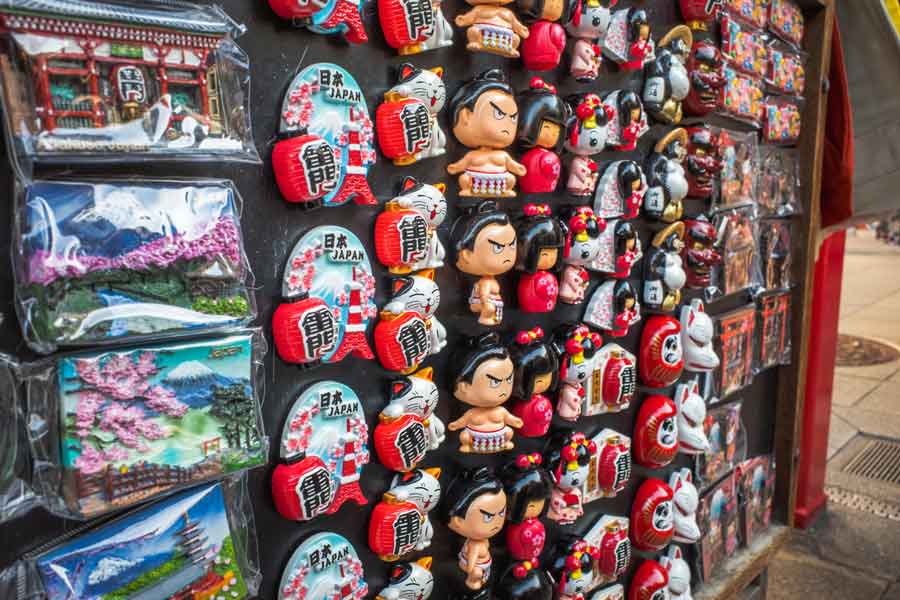 冷蔵庫に貼るマグネットと、世界でも人気のポケモンのゲームをお土産に購入（写真はイメージ）【写真：PIXTA】