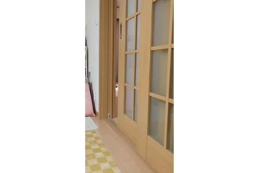 話題になった一枚。玄関から視線を送るしんのすけくん【写真提供：柴犬しんのすけ（@kamikamiSHIN23）さん】