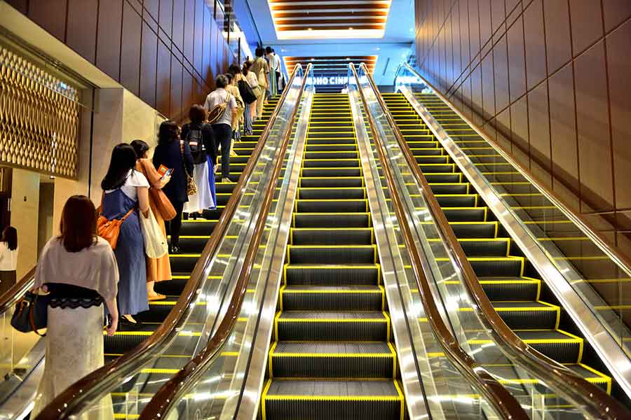 きちんと列に並び人のスペースに入らない日本人（写真はイメージ）【写真：写真AC】