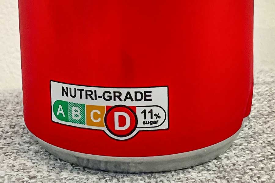 シンガポールに売っている炭酸飲料。表示されているニュートリグレードラベルは「D」【写真：荒木優里】