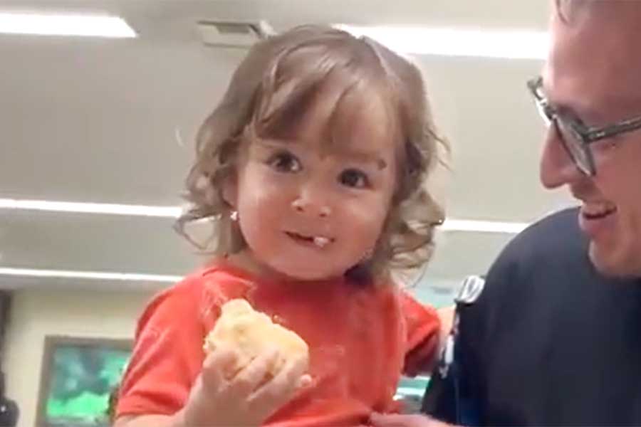 日本のおじいちゃんを見て、笑顔を浮かべるソノくん（スクリーンショット）