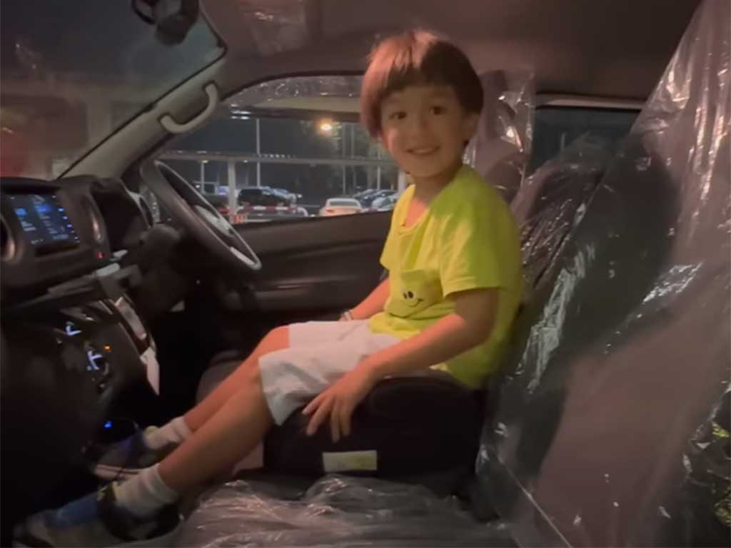 久々の日本にうきうきするミオくん（スクリーンショット）