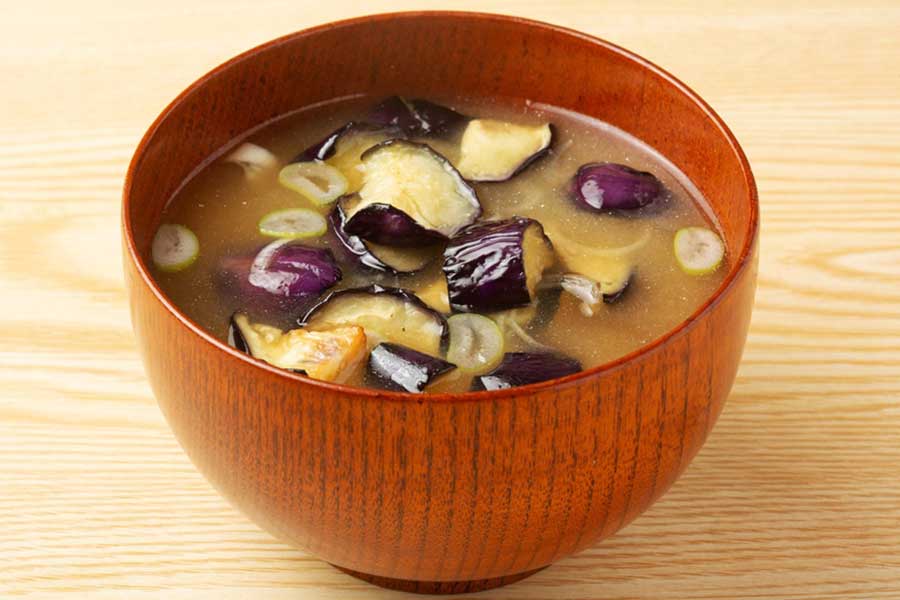 ナスを具にしたみそ汁。水溶性の栄養素も逃さずとれる（写真はイメージ）【写真：PIXTA】
