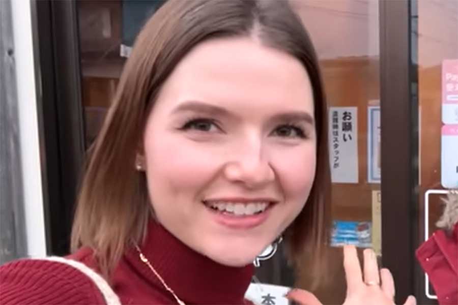 「ボンソワールTV BonSoirTV」を運営する、フランス人YouTuberのアマンディーヌさん（スクリーンショット）