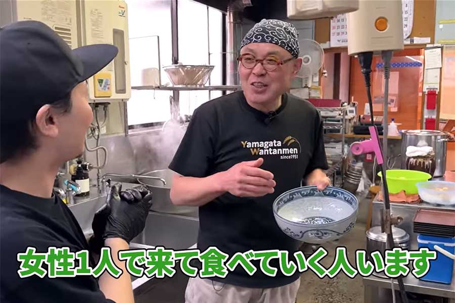 店主が持つどんぶりの大きさにびっくり（スクリーンショット）