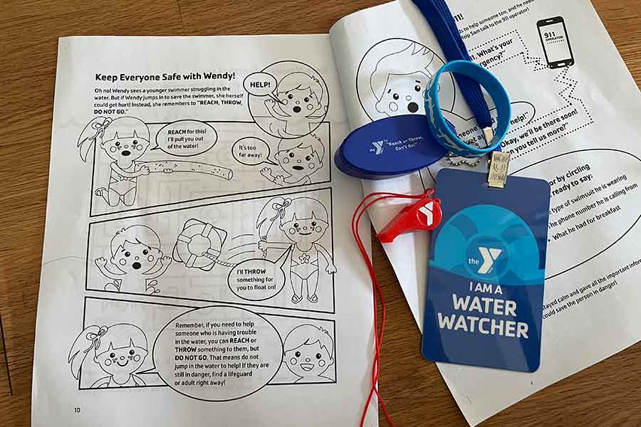 ホイッスルやキーホルダーなど。資料は子どもがわかりやすいよう、イラストで解説されている。塗り絵としても遊べるデザインに【写真：i-know】