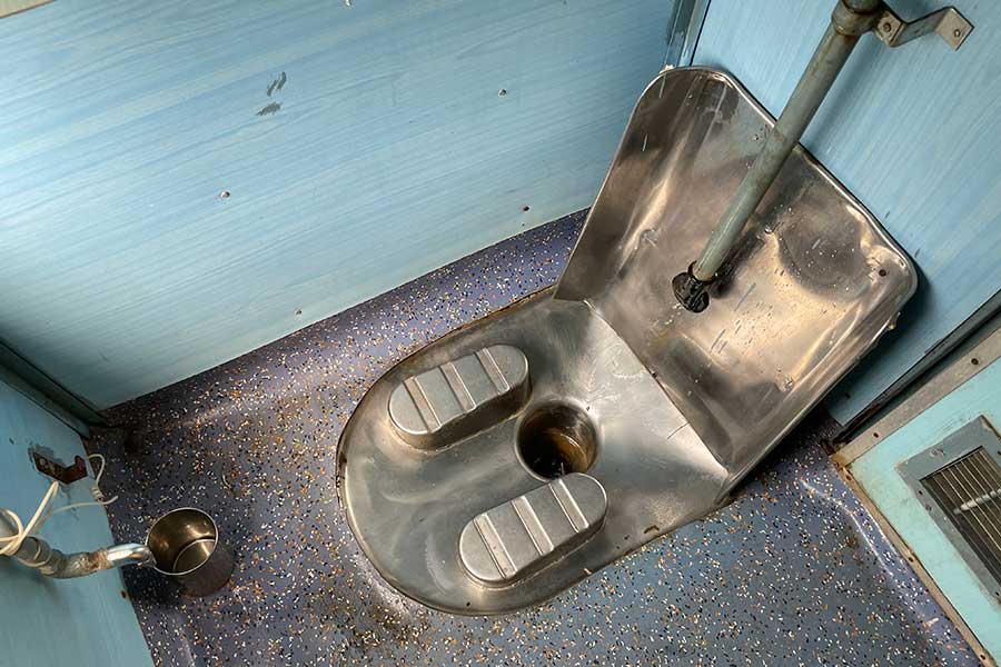 インド鉄道内のトイレ。左に小さな手桶と水道がある【写真：中谷秋絵】